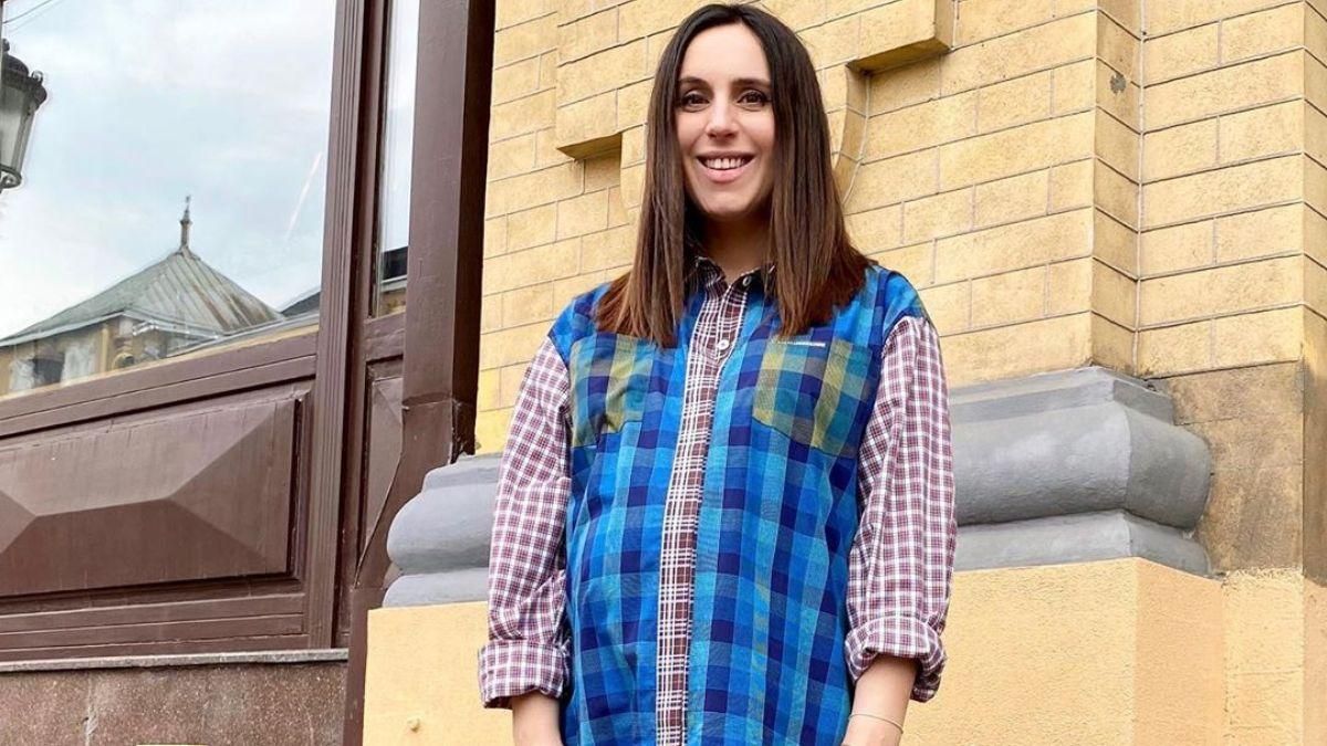 У персиковій сукні: Джамала розповіла про вагітність та зайві кілограми У персиковій сукні: Джамала розповіла про вагітність та зайві кілограми