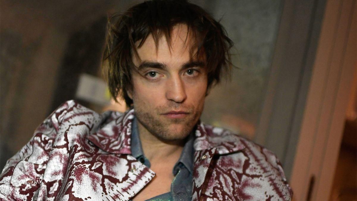 Роберт Паттинсон украсил обложку глянца и рассказал, с кем проводит карантин: стильные фото Роберт Паттинсон украсил обложку глянца и рассказал, с кем проводит карантин: стильные фото