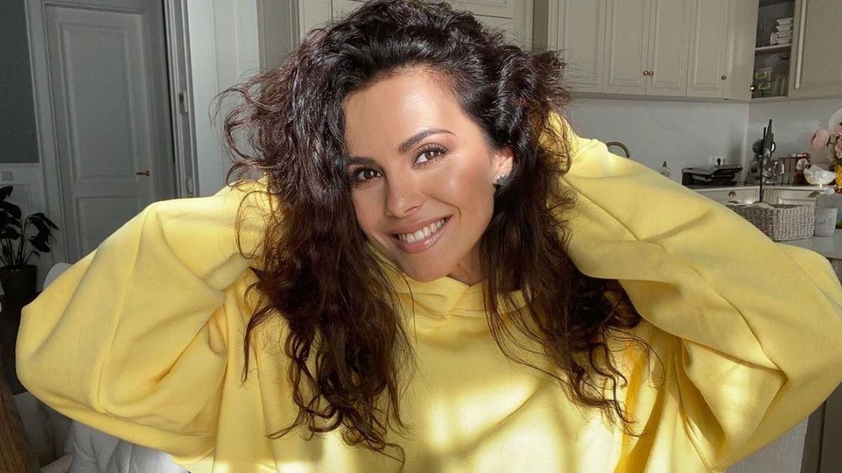 В коричневой куртке и джинсах: Настя Каменских очаровала весенним образом В коричневой куртке и джинсах: Настя Каменских очаровала весенним образом