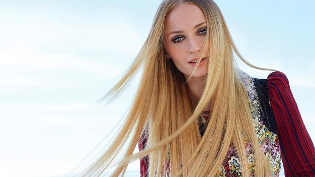 Вагітній Софі Тернер не вдалося приховати округлий живіт на прогулянці: фото Вагітній Софі Тернер не вдалося приховати округлий живіт на прогулянці: фото