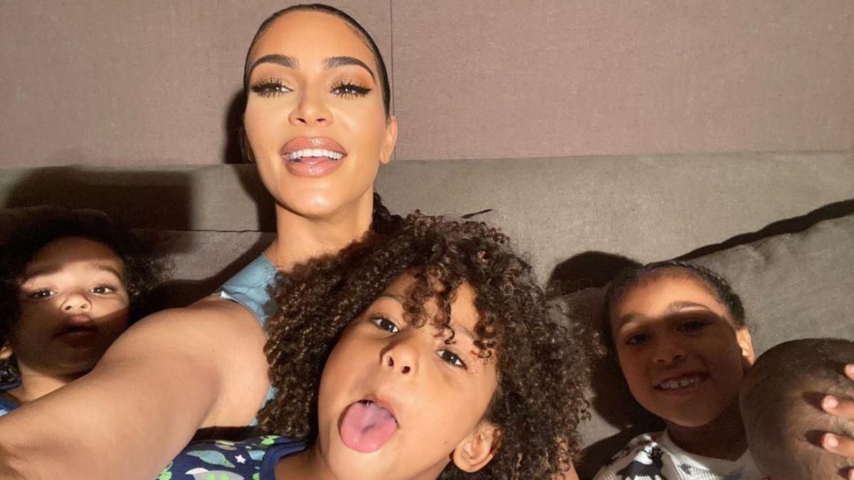 Ким Кардашьян умилила сеть редкими кадрами с четырьмя детьми Ким Кардашьян умилила сеть редкими кадрами с четырьмя детьми