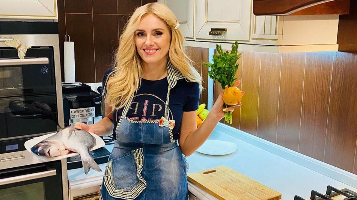 В спортивных штанах: Ирина Федишин показала, какая она хозяйка на кухне
