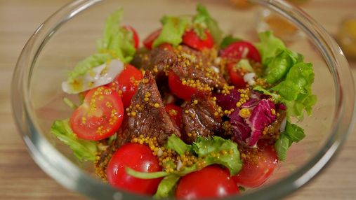 Встречаем лето правильно: рецепт теплого салата с телятиной и горчицей