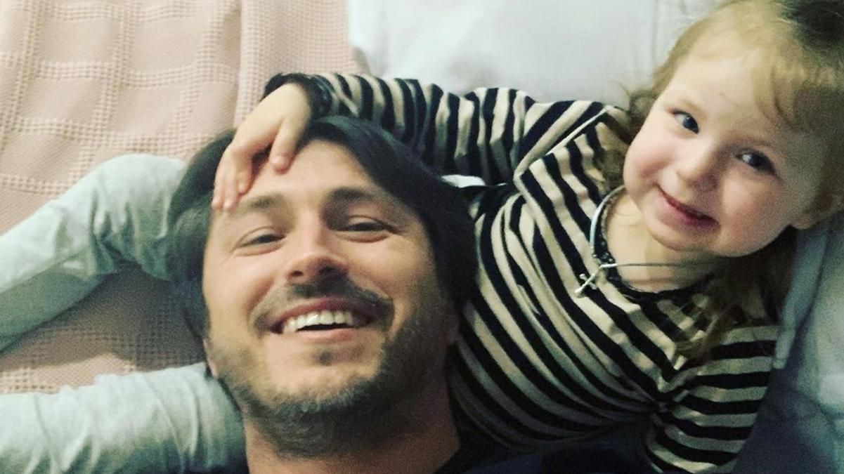 Сергей Притула покорил сеть забавным видео с маленькой дочкой: "диалог" девочки с коровой Сергей Притула покорил сеть забавным видео с маленькой дочкой: "диалог" девочки с коровой