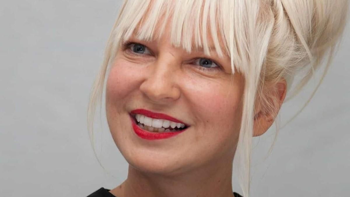 Sia всиновила двох повнолітніх хлопців: артистка пояснила своє рішення