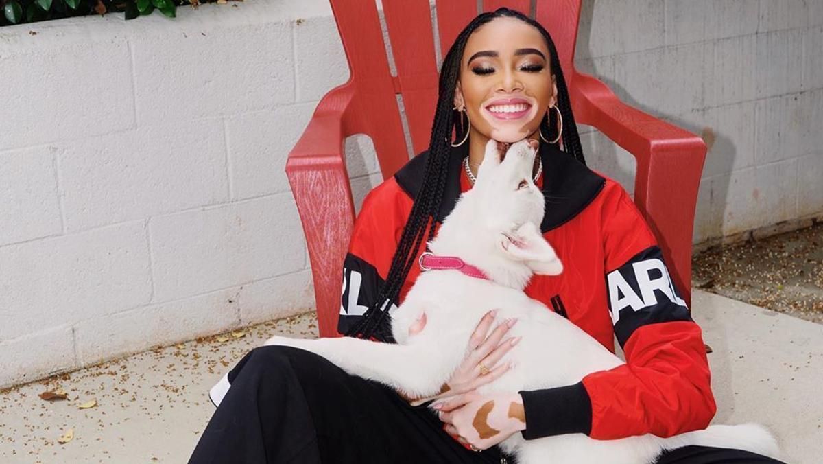 Винни Харлоу устроила фотосессию с домашним любимцем: милые кадры Винни Харлоу устроила фотосессию с домашним любимцем: милые кадры