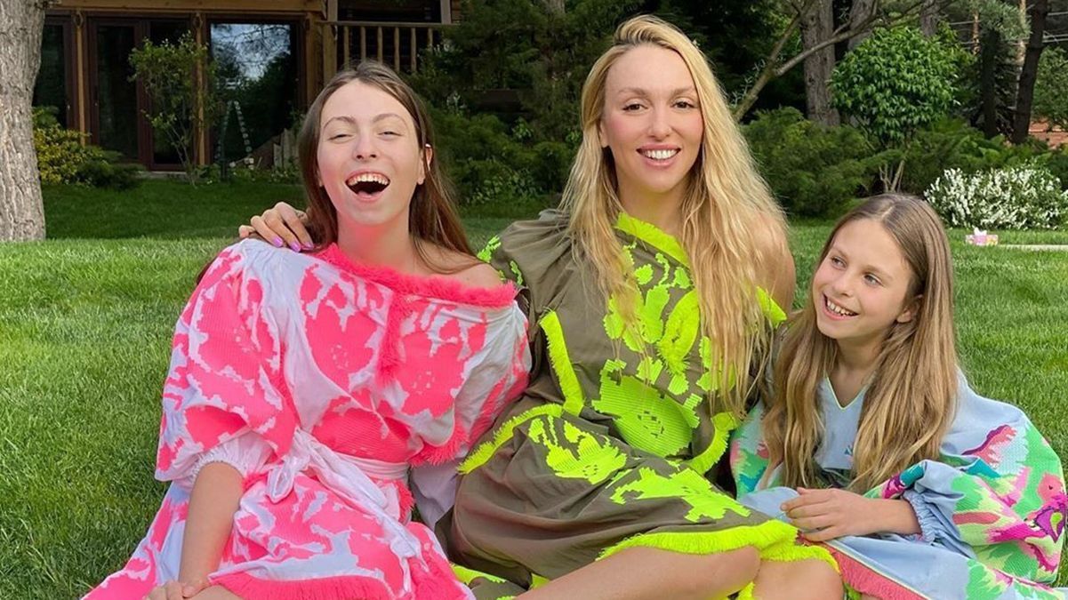 В ярких вышиванках Оля Полякова покорила сеть съемкой с дочерьми В ярких вышиванках Оля Полякова покорила сеть съемкой с дочерьми
