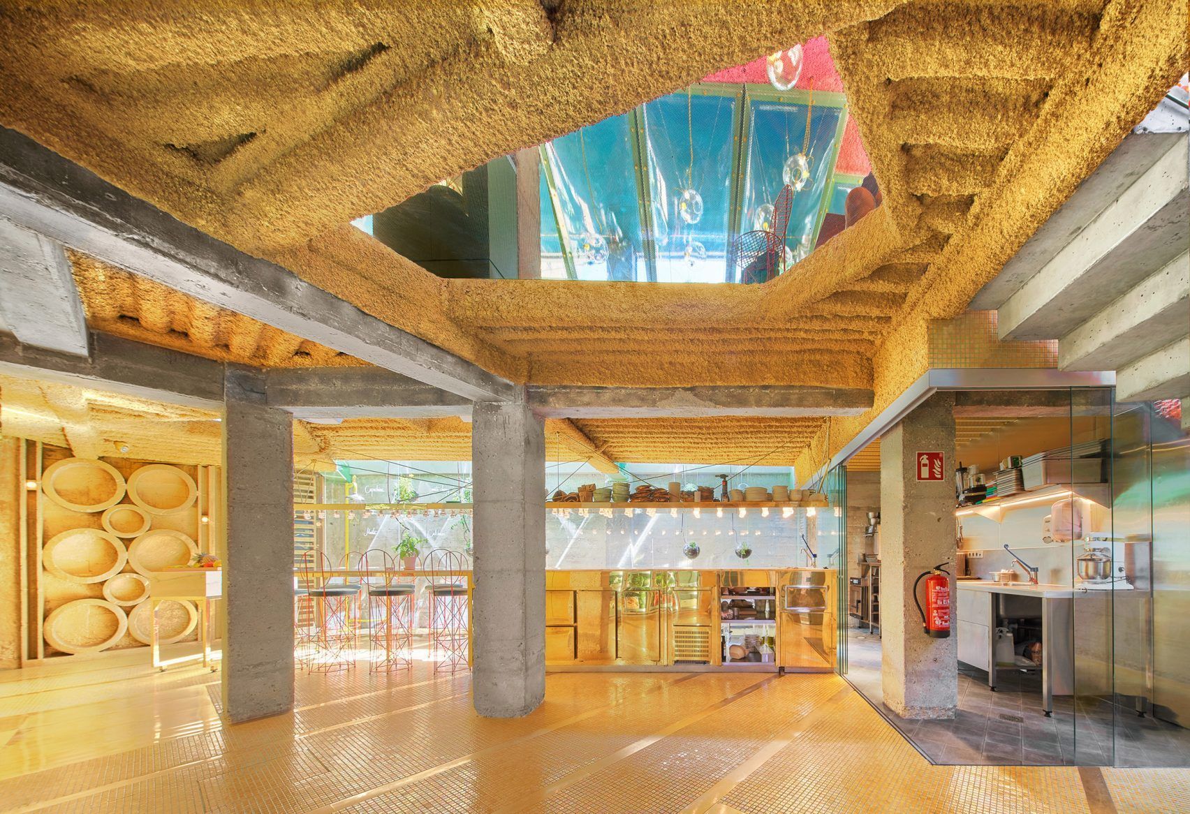 Душ, вазоны и здоровое питание – дизайн альтернативного кафе в Испании: фото, видео Душ, вазоны и здоровое питание – дизайн альтернативного кафе в Испании: фото, видео