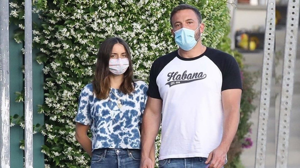 Бен Аффлек познакомил детей с избранницей значительно моложе него: фото Бен Аффлек познакомил детей с избранницей значительно моложе него: фото