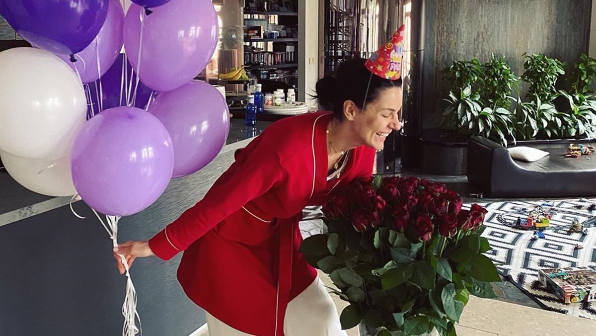 Именинница Маша Ефросинина опубликовала "неудачные" праздничные фото с шариками и розами