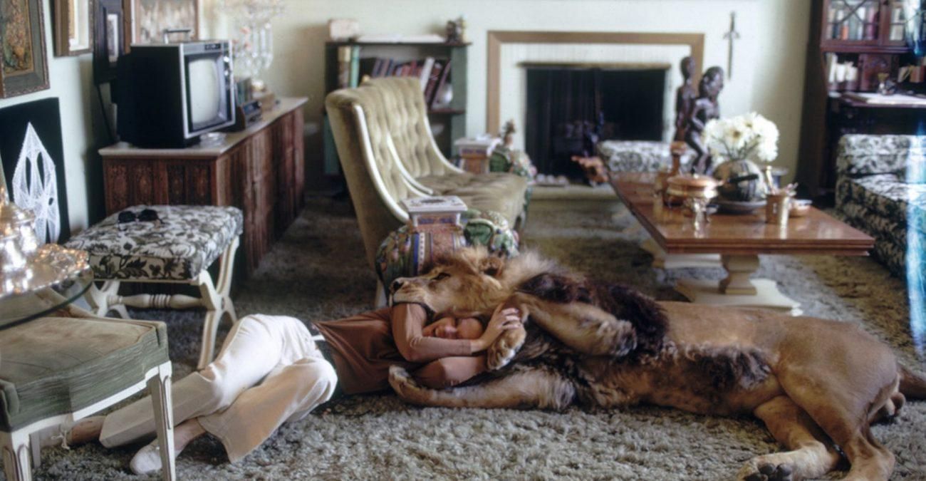 90-річна бабуся Дакоти Джонсон живе з тиграми та левами: фото 90-річна бабуся Дакоти Джонсон живе з тиграми та левами: фото