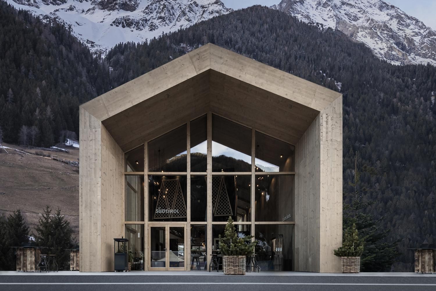 Красота грубого дерева: как выглядит интерьер отеля для биатлонистов посреди Альп – фото