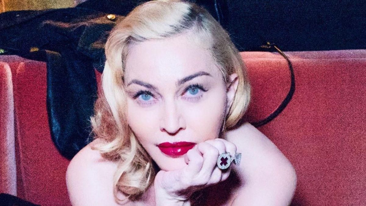 В прозрачном бюстгальтере: Мадонна засветила обнаженную грудь в откровенном наряде 18+