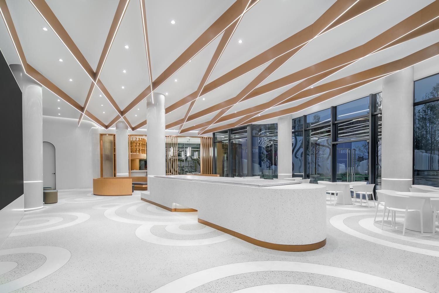 Вдохновившись вышивкой: в китайском шоуруме появился "переплетенный" дизайн потолка – фото Вдохновившись вышивкой: в китайском шоуруме появился "переплетенный" дизайн потолка – фото