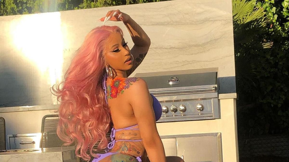 Зірки теж не ідеальні: Cardi B у жартівливому відео показала, яка насправді у неї фігура Зірки теж не ідеальні: Cardi B у жартівливому відео показала, яка насправді у неї фігура