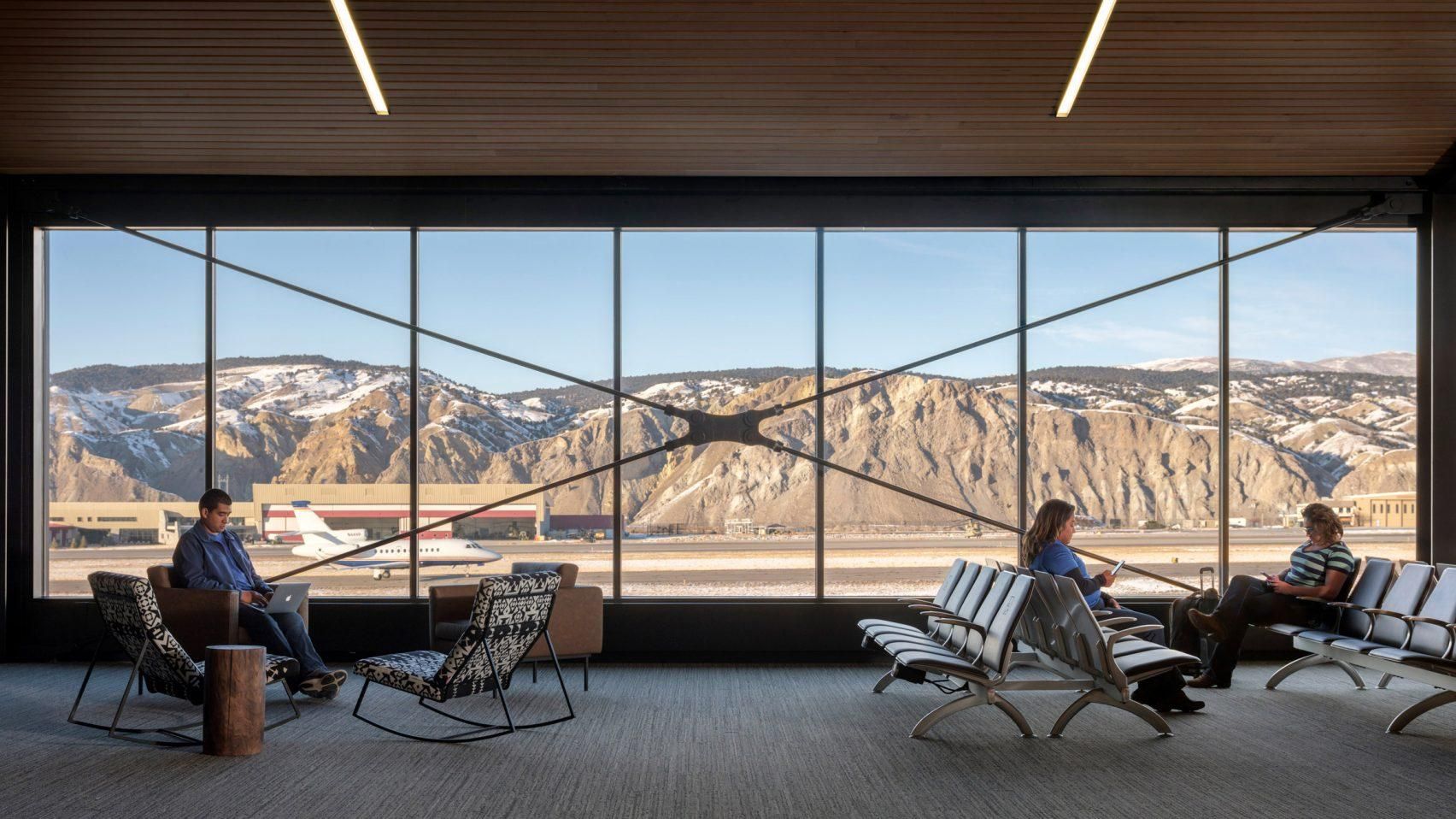 Камин в зале ожидания: фото уютного интерьера аэропорта в Колорадо