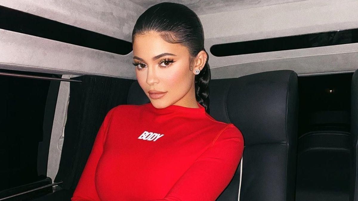 Кайлі Дженнер позбавили статусу мільярдерки та звинуватили у брехні: деталі скандалу Кайлі Дженнер позбавили статусу мільярдерки та звинуватили у брехні: деталі скандалу