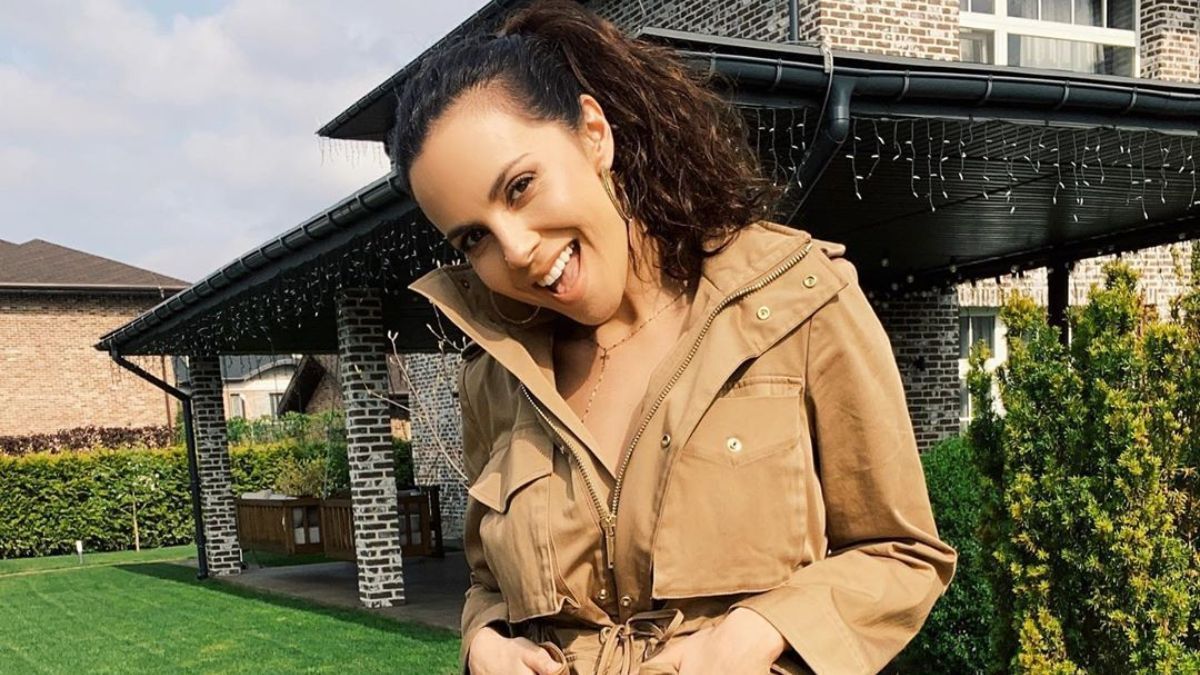 Настя Каменских показала стильный образ и рассказала, о чем грустит на карантине Настя Каменских показала стильный образ и рассказала, о чем грустит на карантине