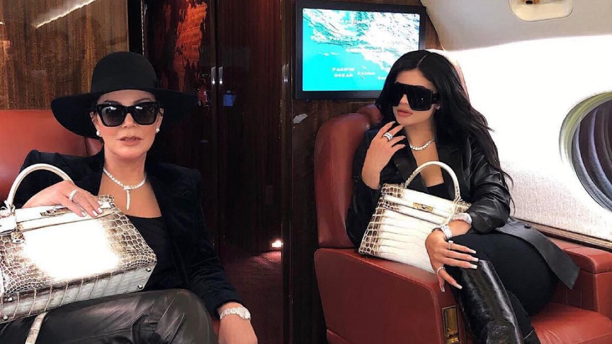 Кайли Дженнер подозревает маму в хищении денег ее бренда, – СМИ Кайли Дженнер подозревает маму в хищении денег ее бренда, – СМИ