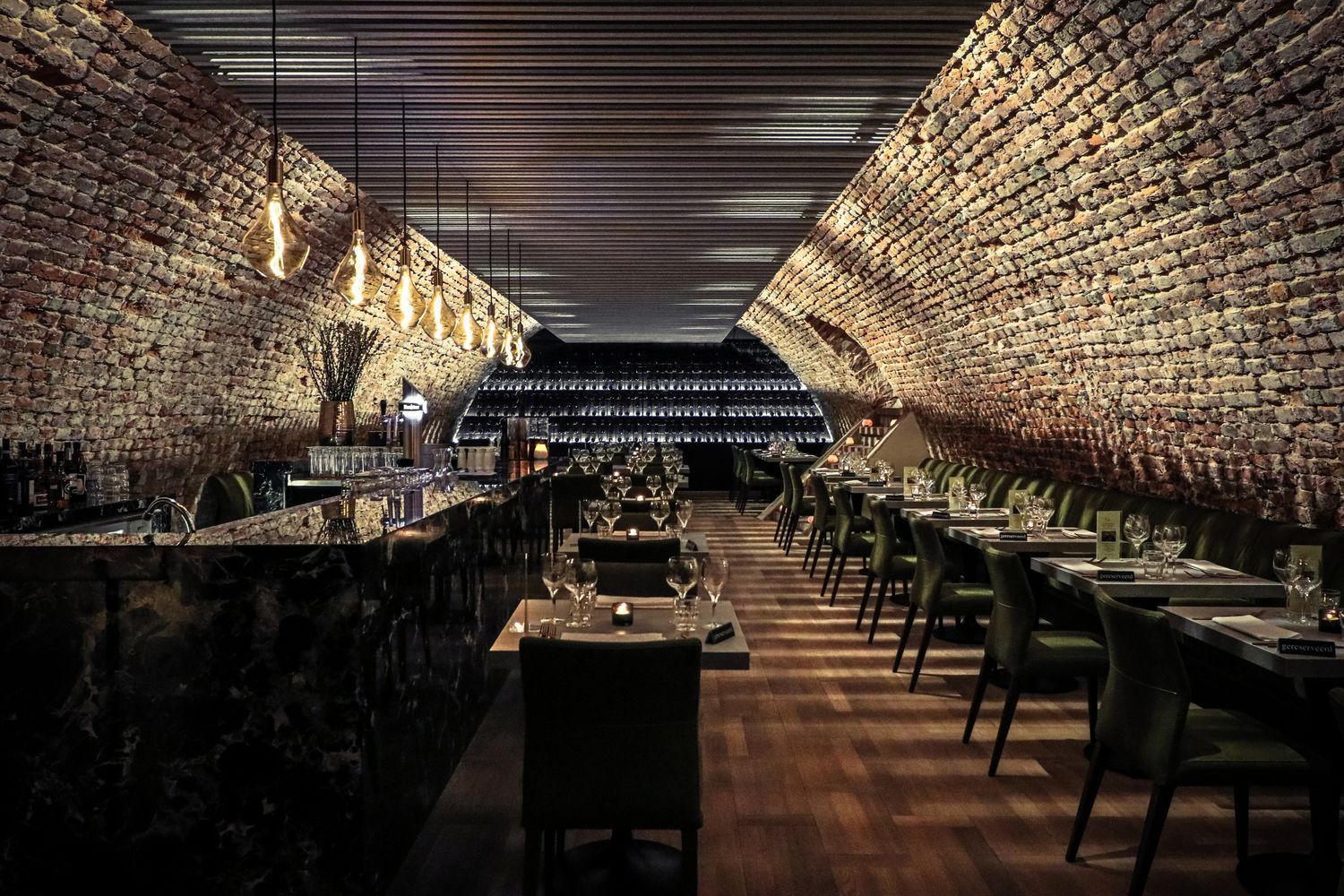 Дизайн погреба: концепция интерьера итальянского ресторана в подземелье – фото