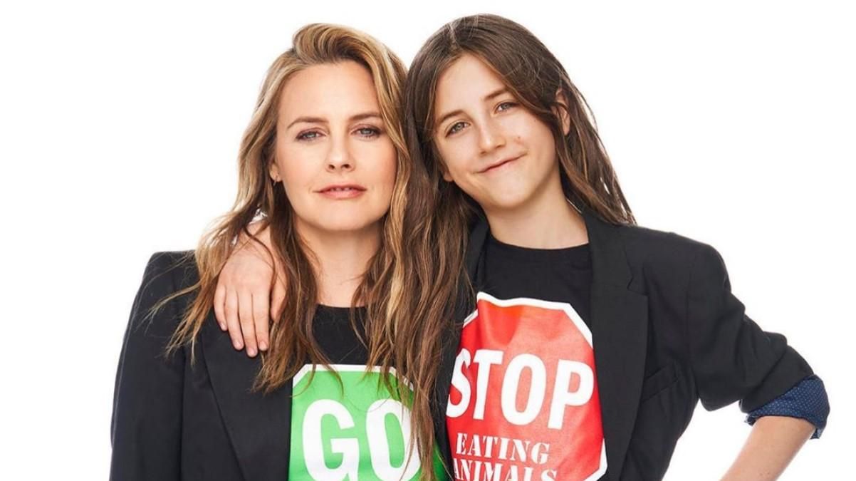 Актриса Алисия Сильверстоун заявила, что принимает ванну с 9-летним сыном Актриса Алисия Сильверстоун заявила, что принимает ванну с 9-летним сыном