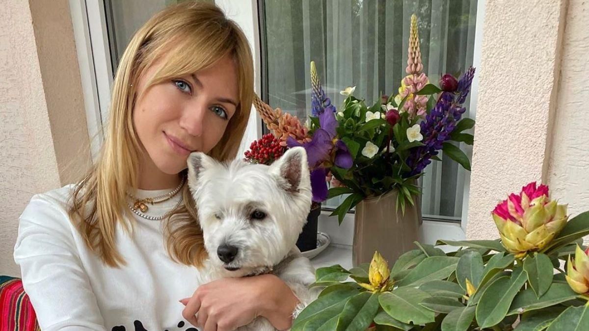 Леся Нікітюк одягнула домашнього улюбленця в яскраву сукню: кумедні фото
