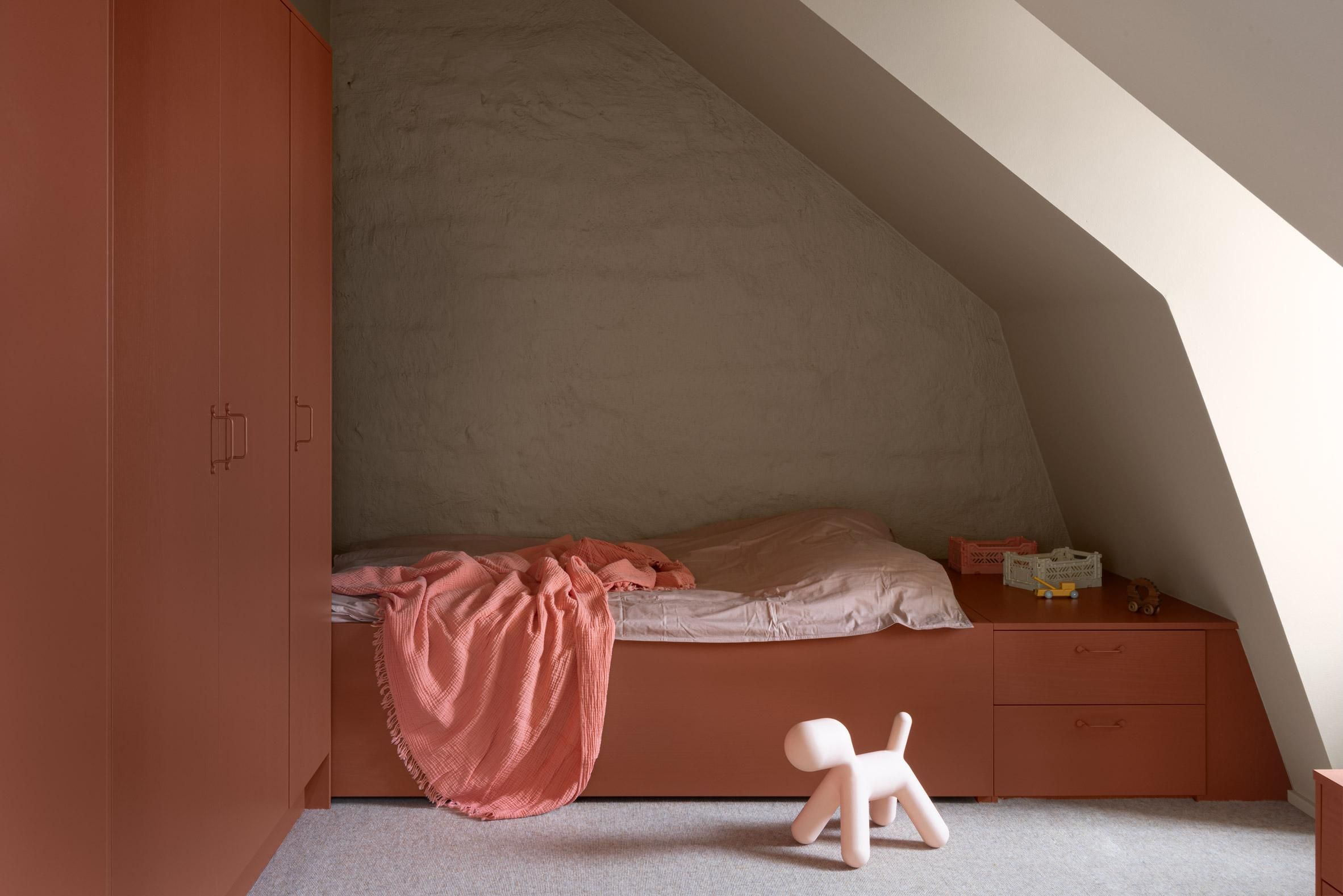Уютные спальни: пример максимального использования каждого угла чердака – фото