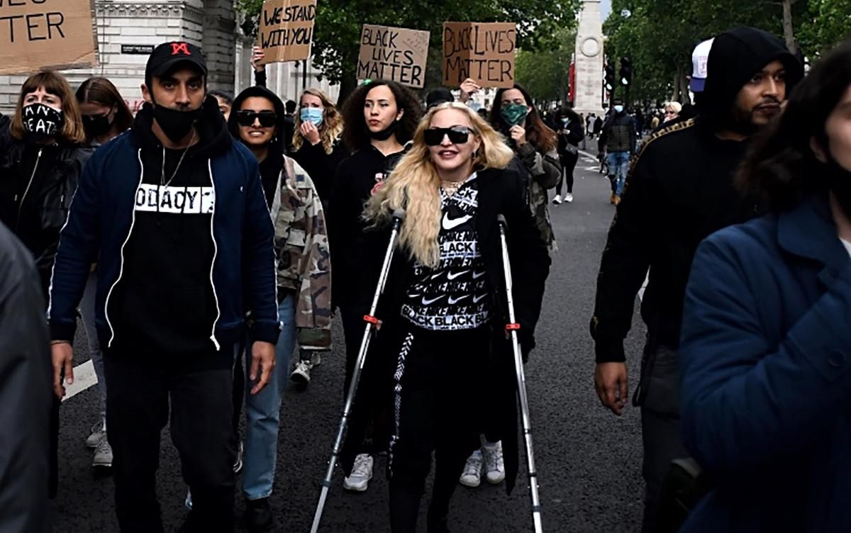 Мадонна на костылях на протесте в Лондоне