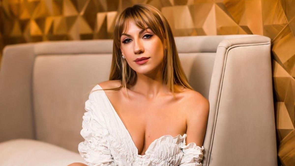 У мінісукні: Леся Нікітюк впала зі сходів і засвітила оголені сідниці У мінісукні: Леся Нікітюк впала зі сходів і засвітила оголені сідниці