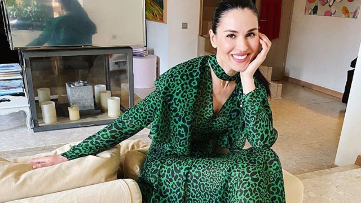 У сукні-вишиванці та з величезним келихом в руках: весела вечірка Маші Єфросиніної У сукні-вишиванці та з величезним келихом в руках: весела вечірка Маші Єфросиніної