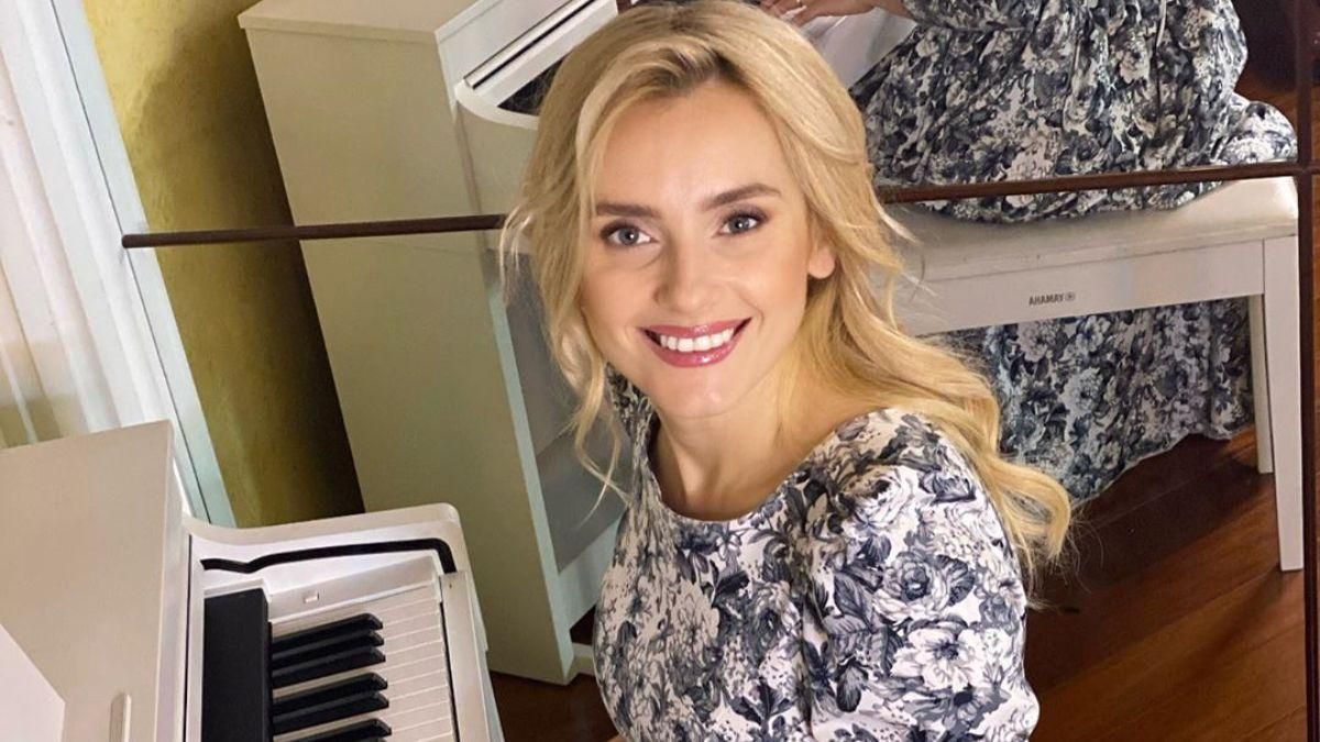 У малиновому костюмі: Ірина Федишин замилувала мережу літнім образом – яскраві фото У малиновому костюмі: Ірина Федишин замилувала мережу літнім образом – яскраві фото