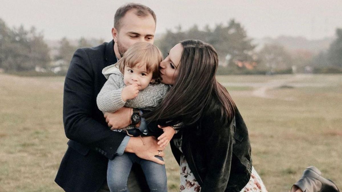 Вагітна Джамала замилувала мережу чуттєвою фотосесією з чоловіком та сином Вагітна Джамала замилувала мережу чуттєвою фотосесією з чоловіком та сином