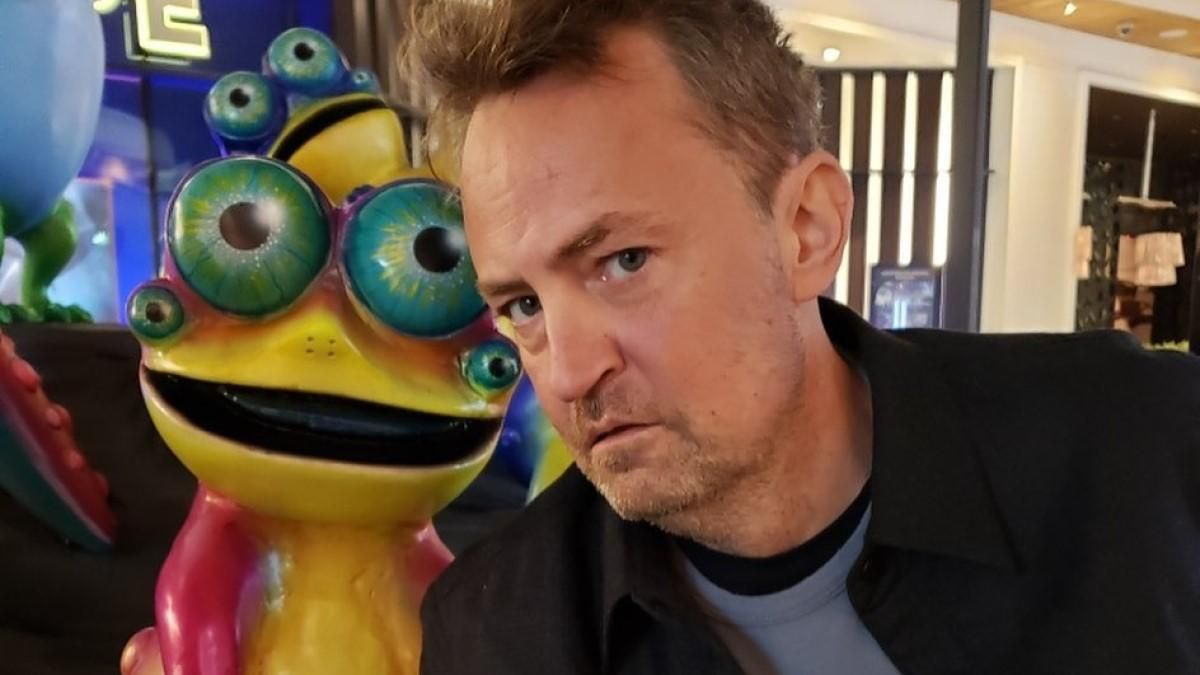 Мэттью Перри едва узнали на улице: как теперь выглядит звезда "Друзей" Мэттью Перри едва узнали на улице: как теперь выглядит звезда "Друзей"