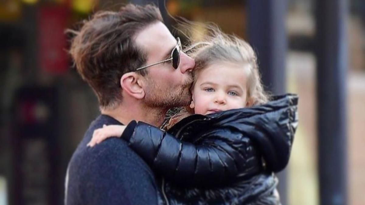 Бредлі Купер підкорив мережу прогулянкою з донькою вперше за довгий час: зворушливі фото Бредлі Купер підкорив мережу прогулянкою з донькою вперше за довгий час: зворушливі фото