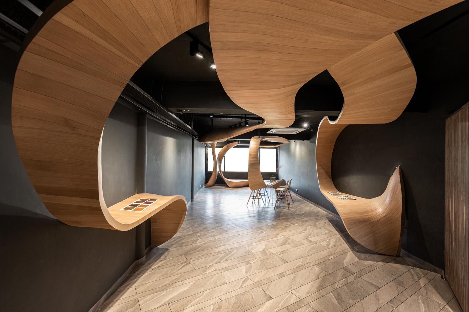 Интерьер квартиры с деревянными лентами: пример необычного дизайна из Индии – фото Интерьер квартиры с деревянными лентами: пример необычного дизайна из Индии – фото