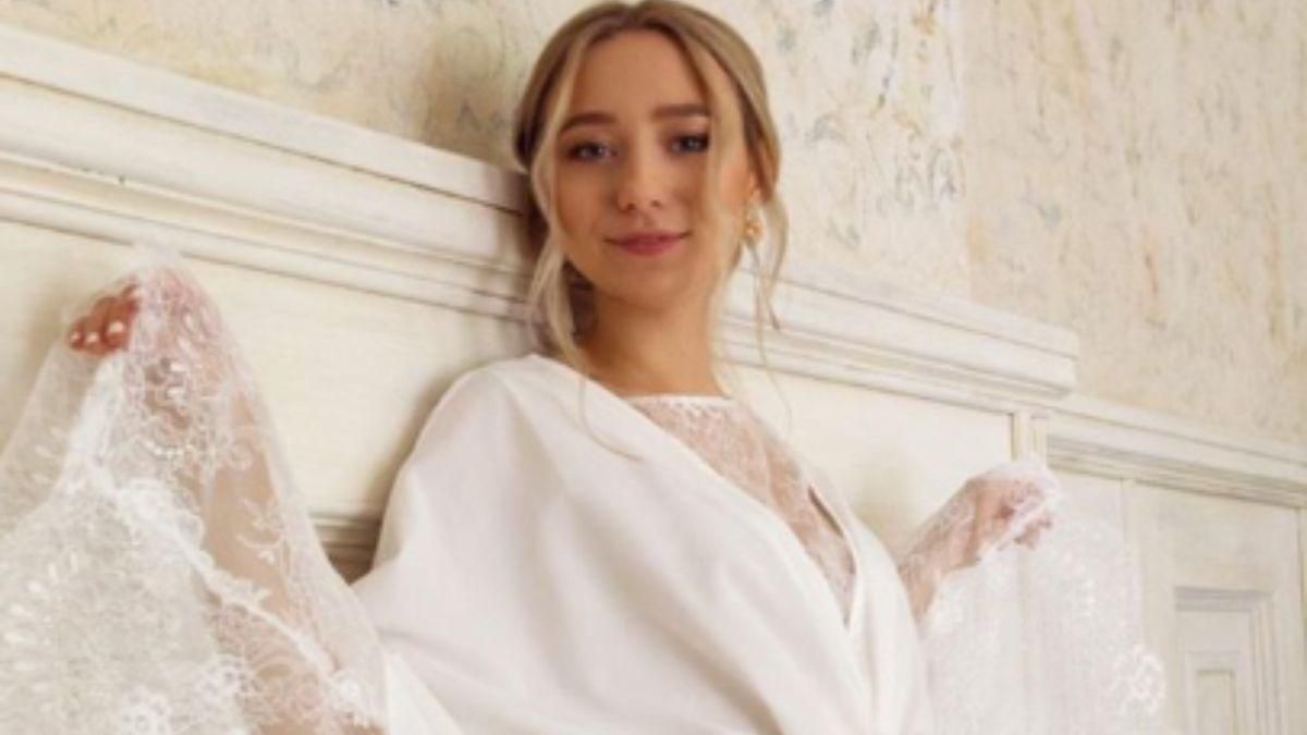 Жена Виктора Павлика позировала в свадебном халатике: пикантные фото