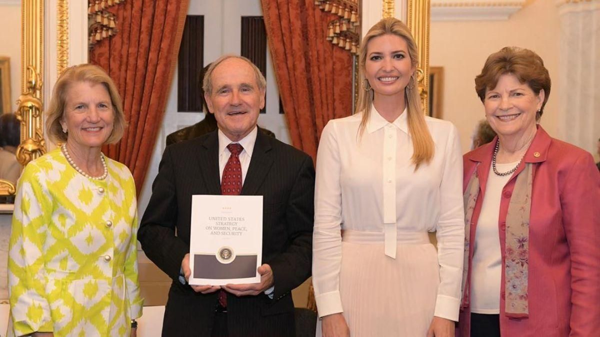 У блузці та спідниці: Іванка Трамп продемонструвала бездоганний діловий образ – фото У блузці та спідниці: Іванка Трамп продемонструвала бездоганний діловий образ – фото