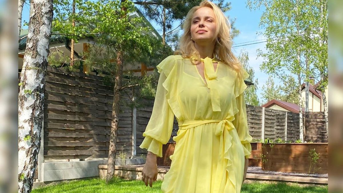 В ярком платье с цветочным принтом: Лилия Ребрик очаровала сеть стильным летним образом