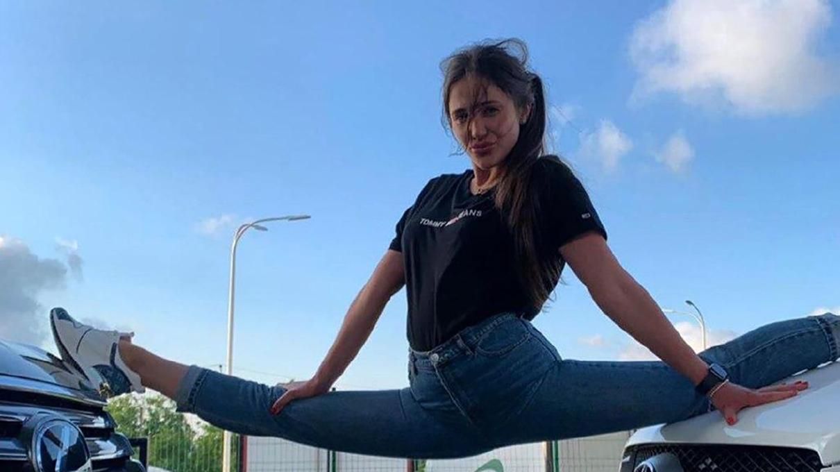 Победительница "Холостяка-10" Даша Ульянова поразила шпагатом на двух автомобилях: фото Победительница "Холостяка-10" Даша Ульянова поразила шпагатом на двух автомобилях: фото