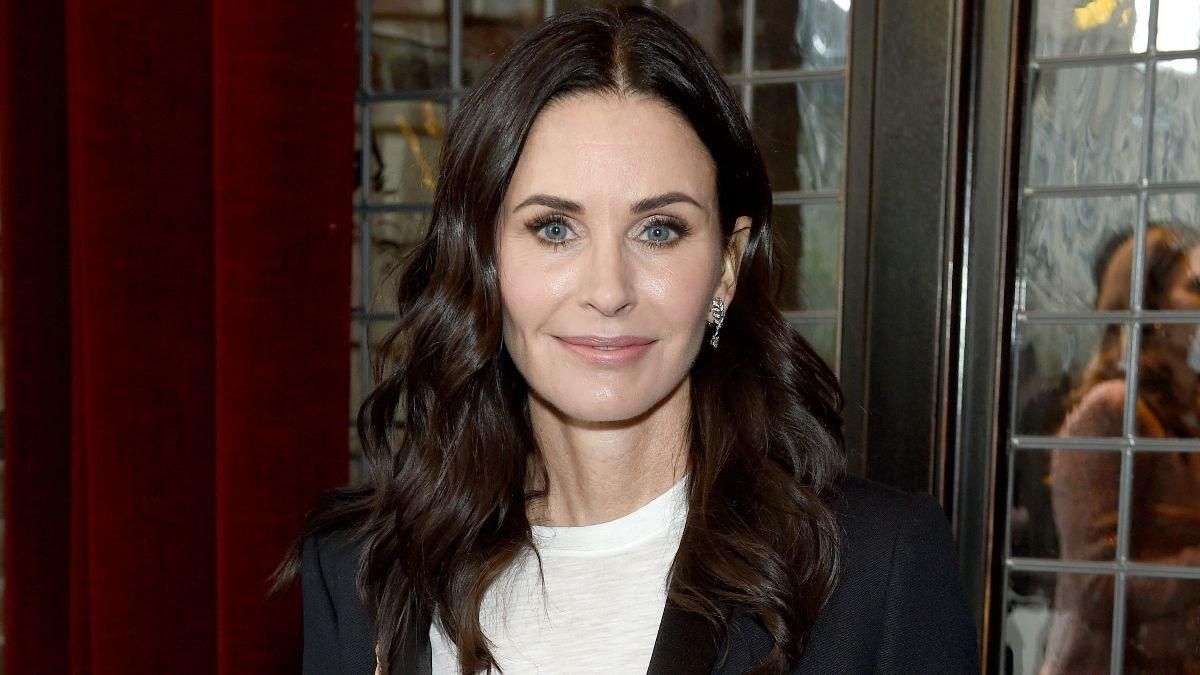 Эффектный прыжок в бассейн: Кортни Кокс отметила день рождения в купальнике Эффектный прыжок в бассейн: Кортни Кокс отметила день рождения в купальнике