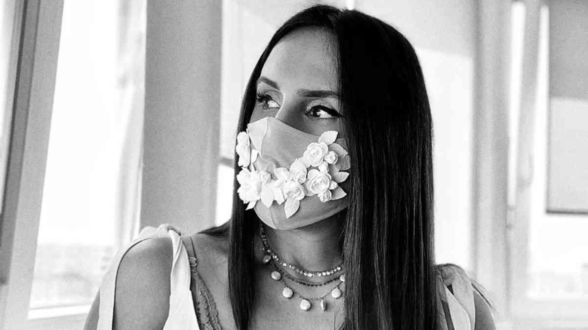 У масці з квітками: вагітна Джамала перед пологами показала щемливі фото У масці з квітками: вагітна Джамала перед пологами показала щемливі фото