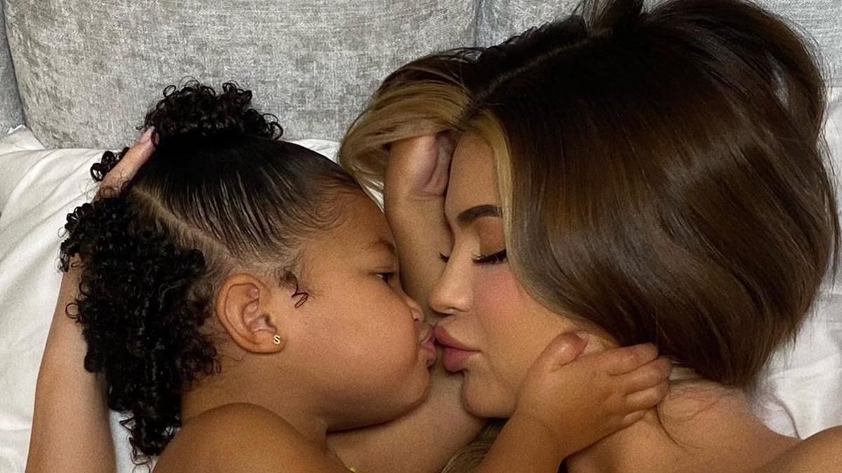 Кайли Дженнер с 2-летней дочкой стали звездами Vogue: как проходила необычная фотосессия Кайли Дженнер с 2-летней дочкой стали звездами Vogue: как проходила необычная фотосессия