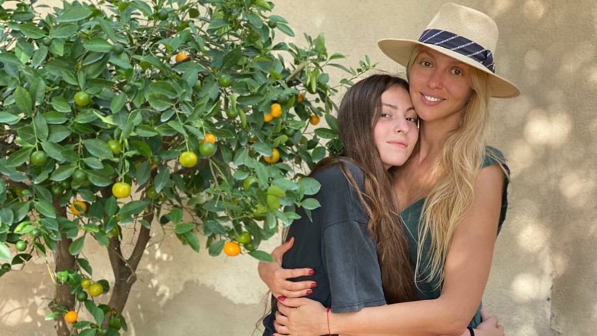 Ты сошла с ума: как Оля Полякова реагирует на провокативные фото 15-летней дочки Ты сошла с ума: как Оля Полякова реагирует на провокативные фото 15-летней дочки