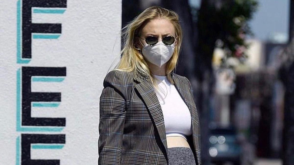 Зірку "Гри престолів" Софі Тернер помітили з округлим животом: фото Зірку "Гри престолів" Софі Тернер помітили з округлим животом: фото