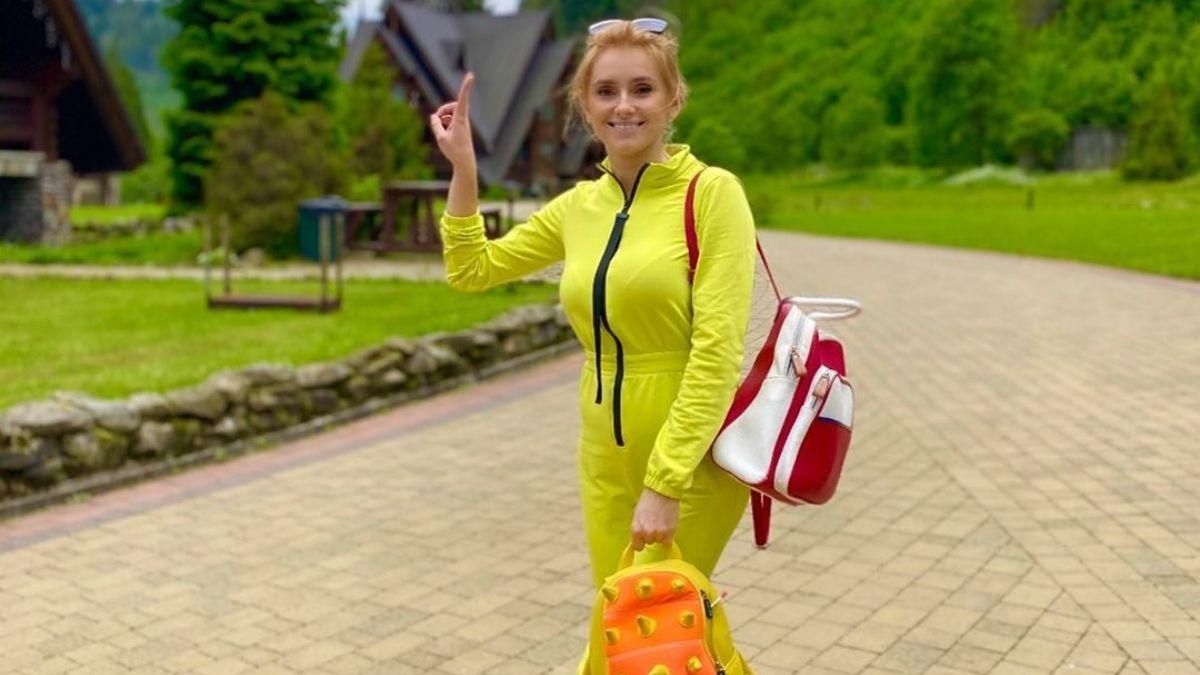 У жовтому спортивному комбінезоні: Ірина Федишин відправилася у відпустку – яскраві фото