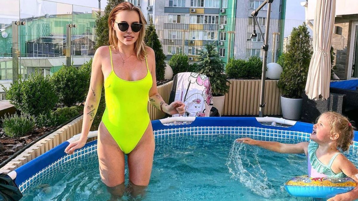 У басейні на терасі: Слава Камінська показала літні розваги з донькою У басейні на терасі: Слава Камінська показала літні розваги з донькою