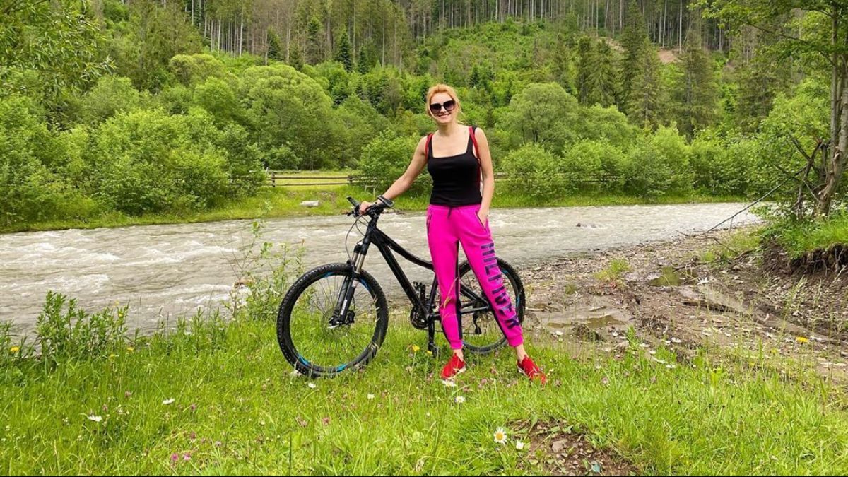 У штанах кольору фуксії і чорному топі: Ірина Федишин покаталася на велосипеді в Карпатах – фото