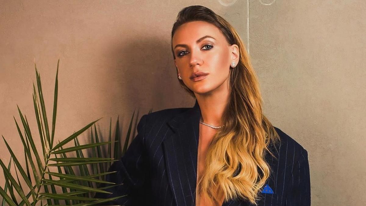 Носки под сандалии: Леся Никитюк озадачила сеть забавными фото Носки под сандалии: Леся Никитюк озадачила сеть забавными фото