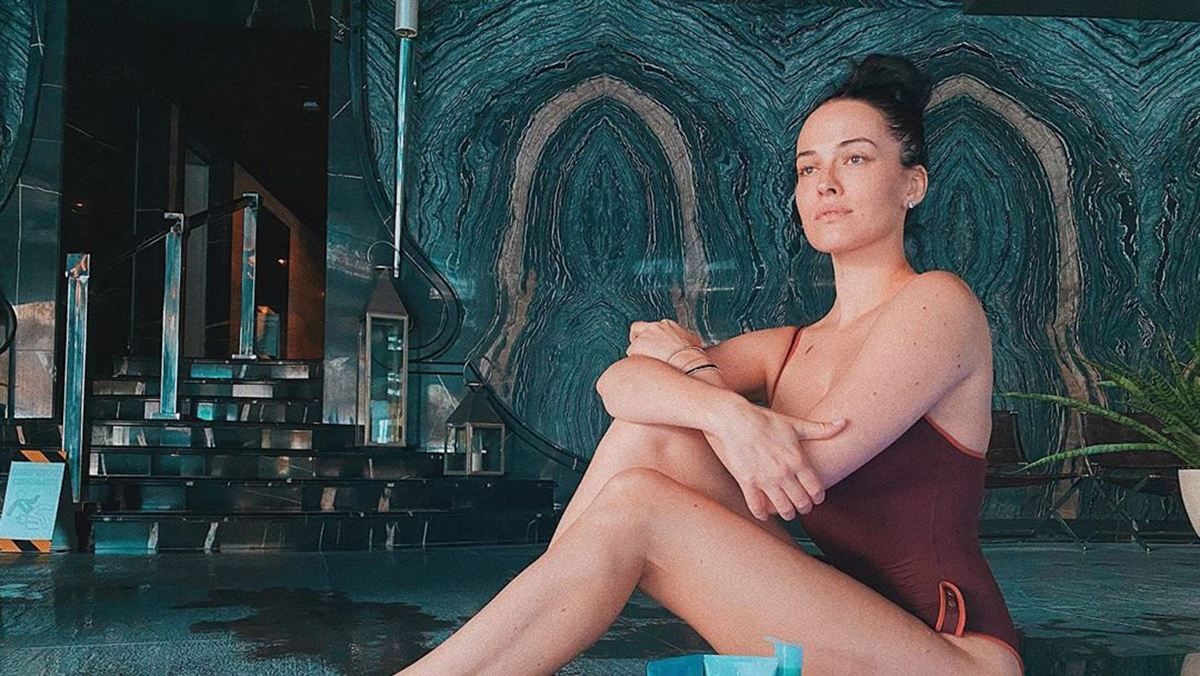Соблазнительная Даша Астафьева позировала в провокационном купальнике: горячие фото