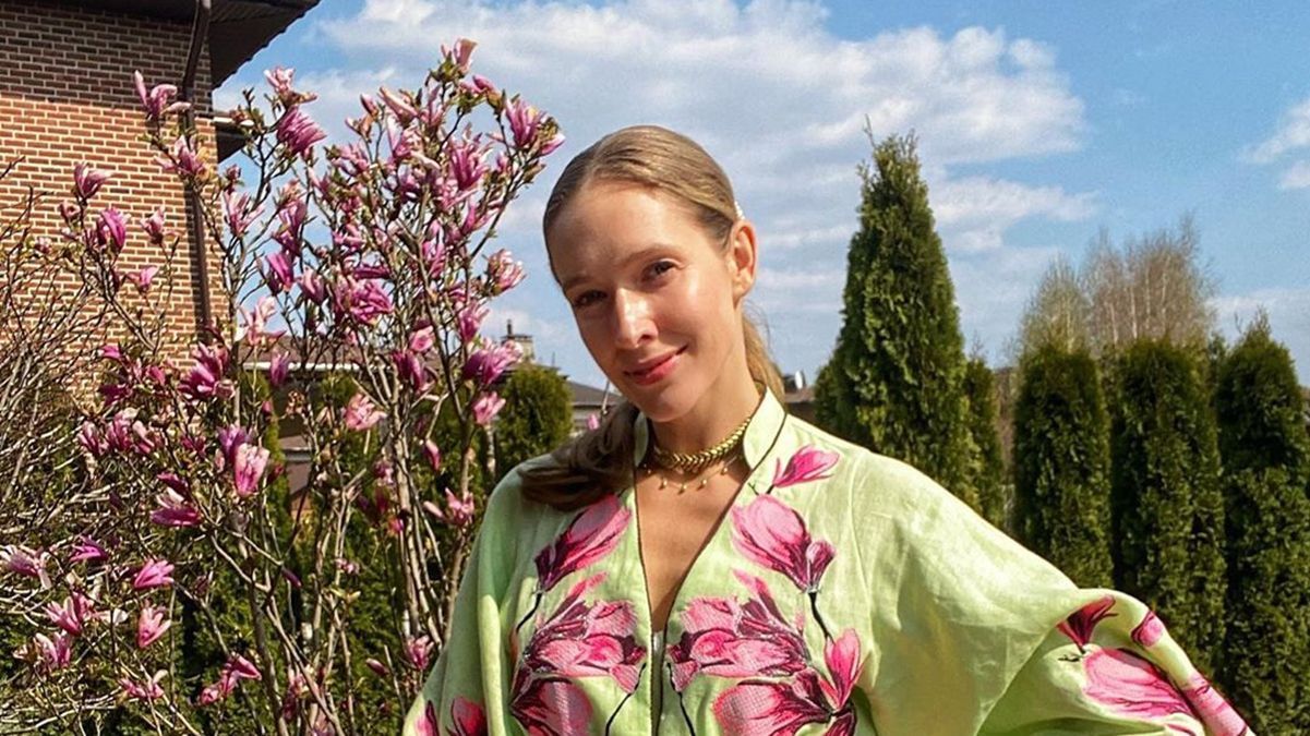 В полосатом костюме: Катя Осадчая умилила летним образом В полосатом костюме: Катя Осадчая умилила летним образом